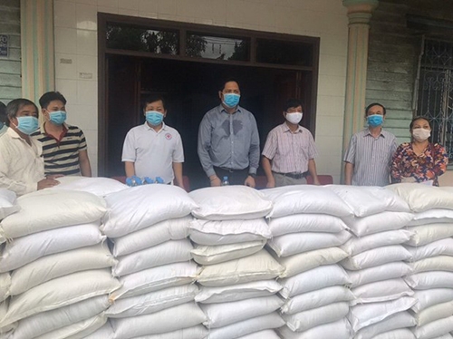 Tỉnh Kiên Giang hỗ trợ 217 triệu đồng giúp bà con Campuchia gốc Việt chống COVID-19 tinh kien giang ho tro 217 trieu dong giup ba con campuchia goc viet chong covid 19