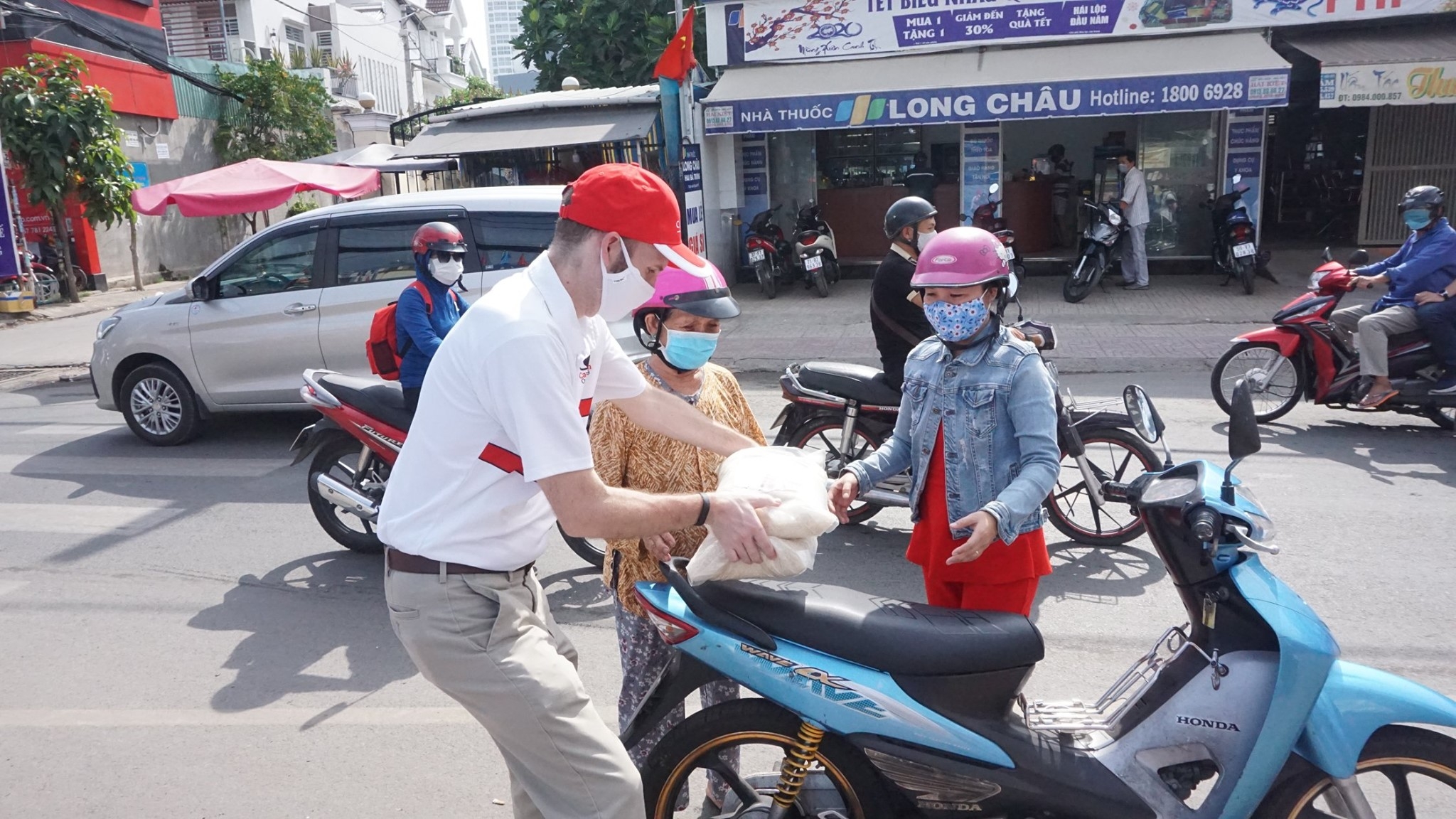 VinaCapital Foundation trao 5 tấn gạo giúp bà con TP Hồ Chí Minh khắc phục hậu quả COVID-19 vinacapital foundation trao 5 tan gao giup ba con thanh pho ho chi minh khac phuc hau qua covid 19