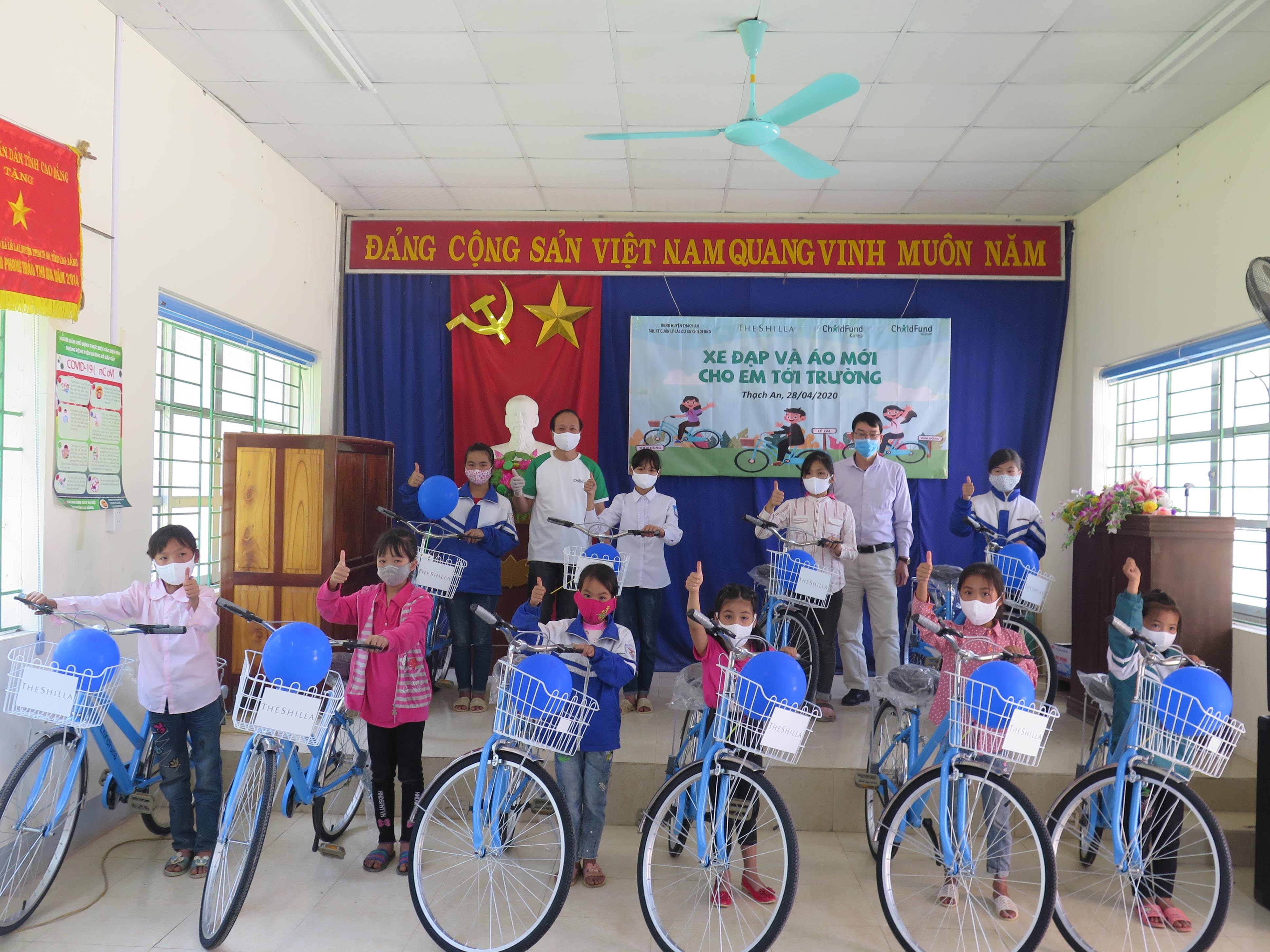 ChildFund trao tặng xe đạp cho trẻ em nghèo tại Bắc Kạn và Cao Bằng childfund trao tang xe dap cho tre em ngheo tai bac kan va cao bang