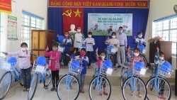 childfund viet nam ho tro dot 2 nhieu qua tang cho 3 tinh cao bang bac kan hoa binh