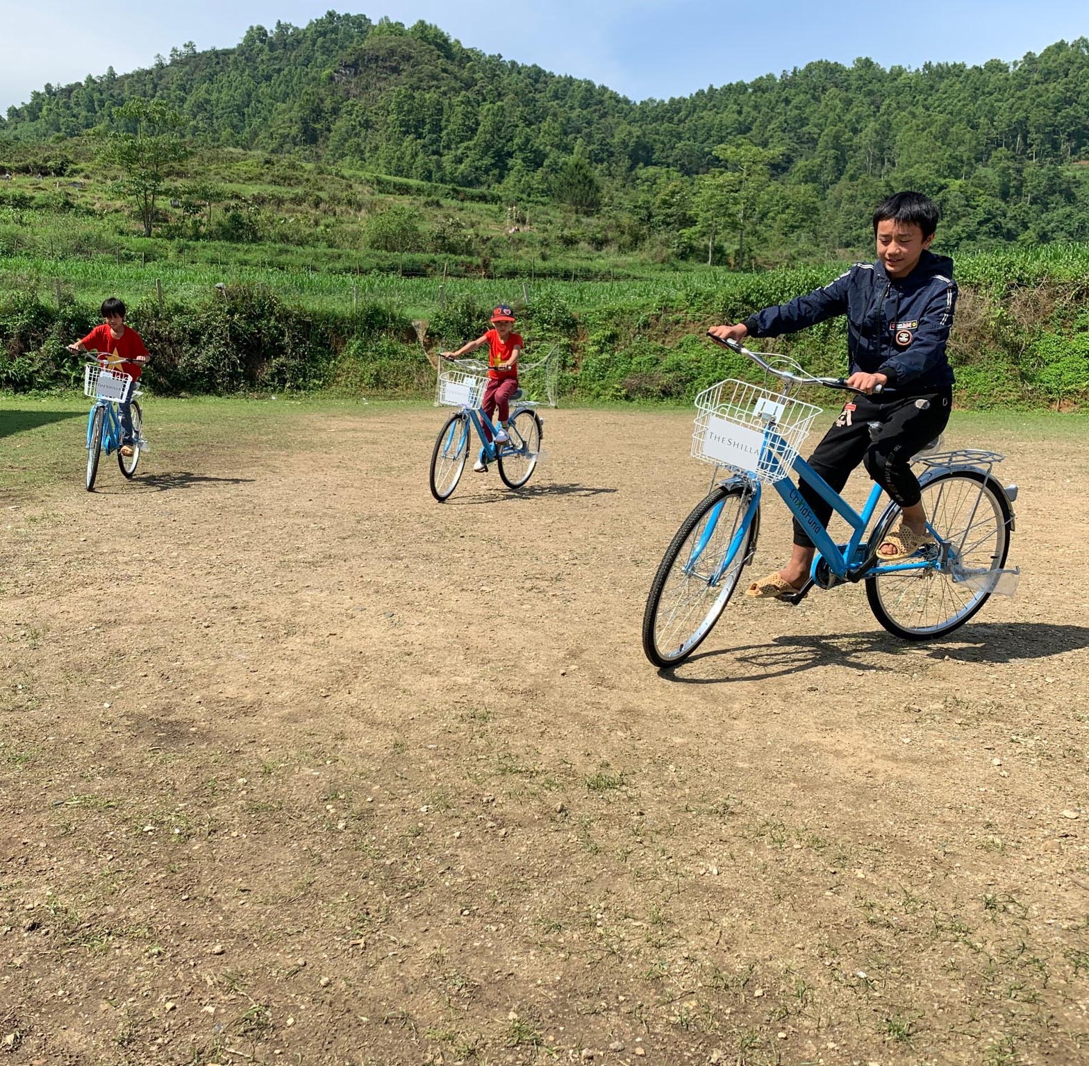 ChildFund trao tặng xe đạp cho trẻ em nghèo tại Bắc Kạn và Cao Bằng childfund trao tang xe dap cho tre em ngheo tai bac kan va cao bang