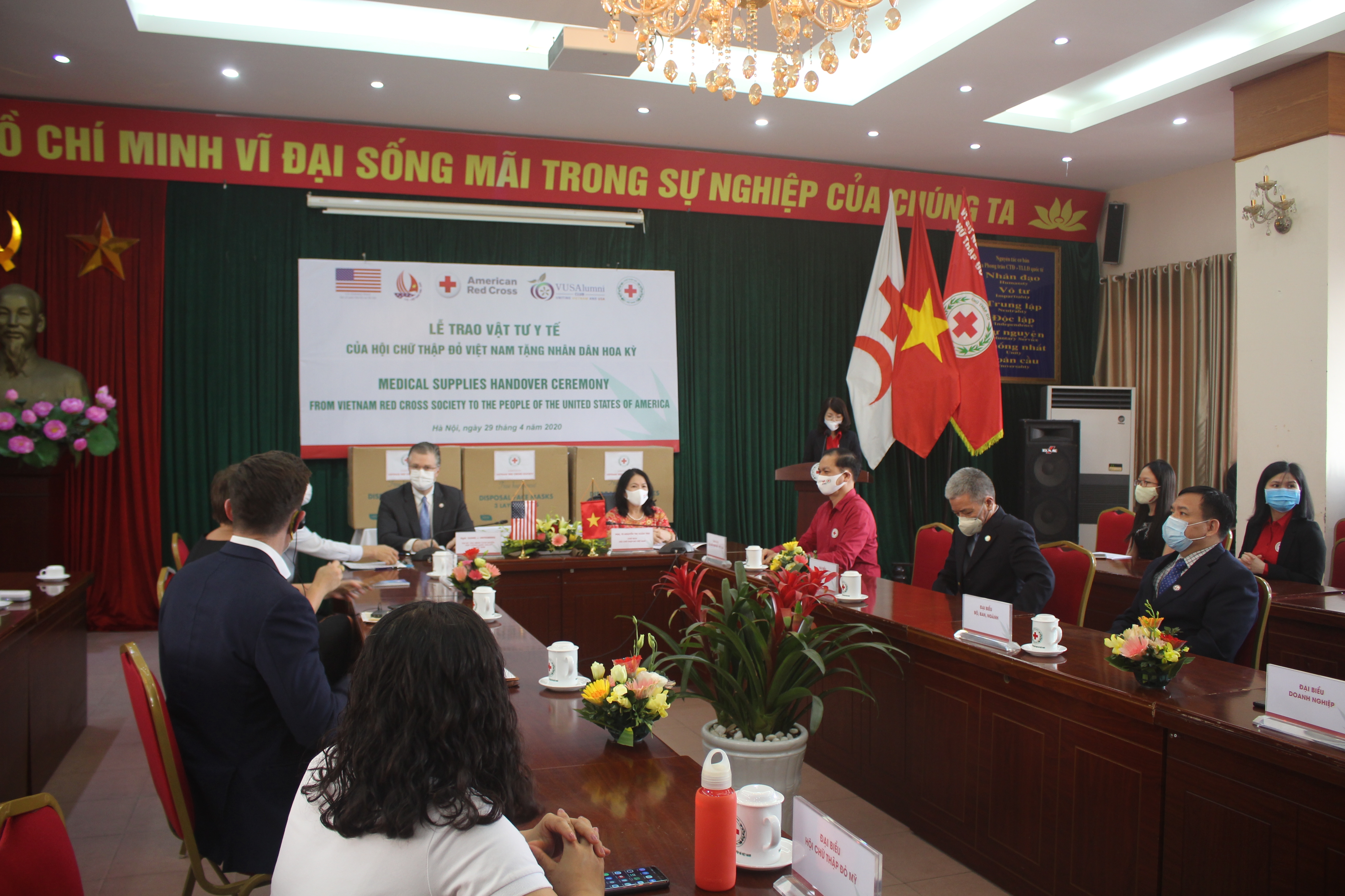 Hơn 900 cá nhân, tổ chức trong và ngoài nước góp tiền mua khẩu trang y tế tặng nhân dân Hoa Kỳ chống COVID-19 hon 900 ca nhan to chuc trong va ngoai nuoc gop tien mua khau trang y te tang nhan dan hoa ky chong covid 19