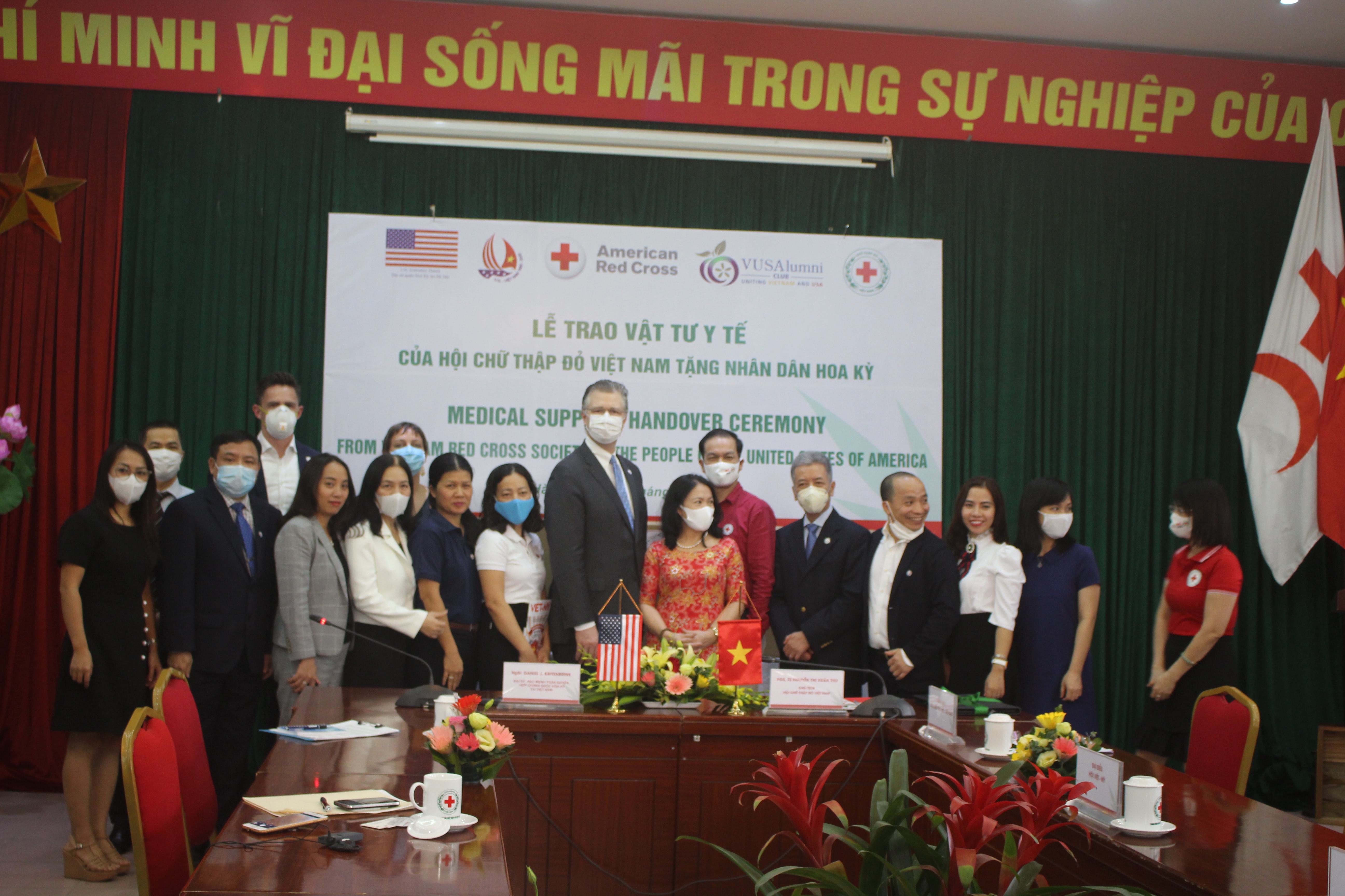 Hơn 900 cá nhân, tổ chức trong và ngoài nước góp tiền mua khẩu trang y tế tặng nhân dân Hoa Kỳ chống COVID-19 hon 900 ca nhan to chuc trong va ngoai nuoc gop tien mua khau trang y te tang nhan dan hoa ky chong covid 19