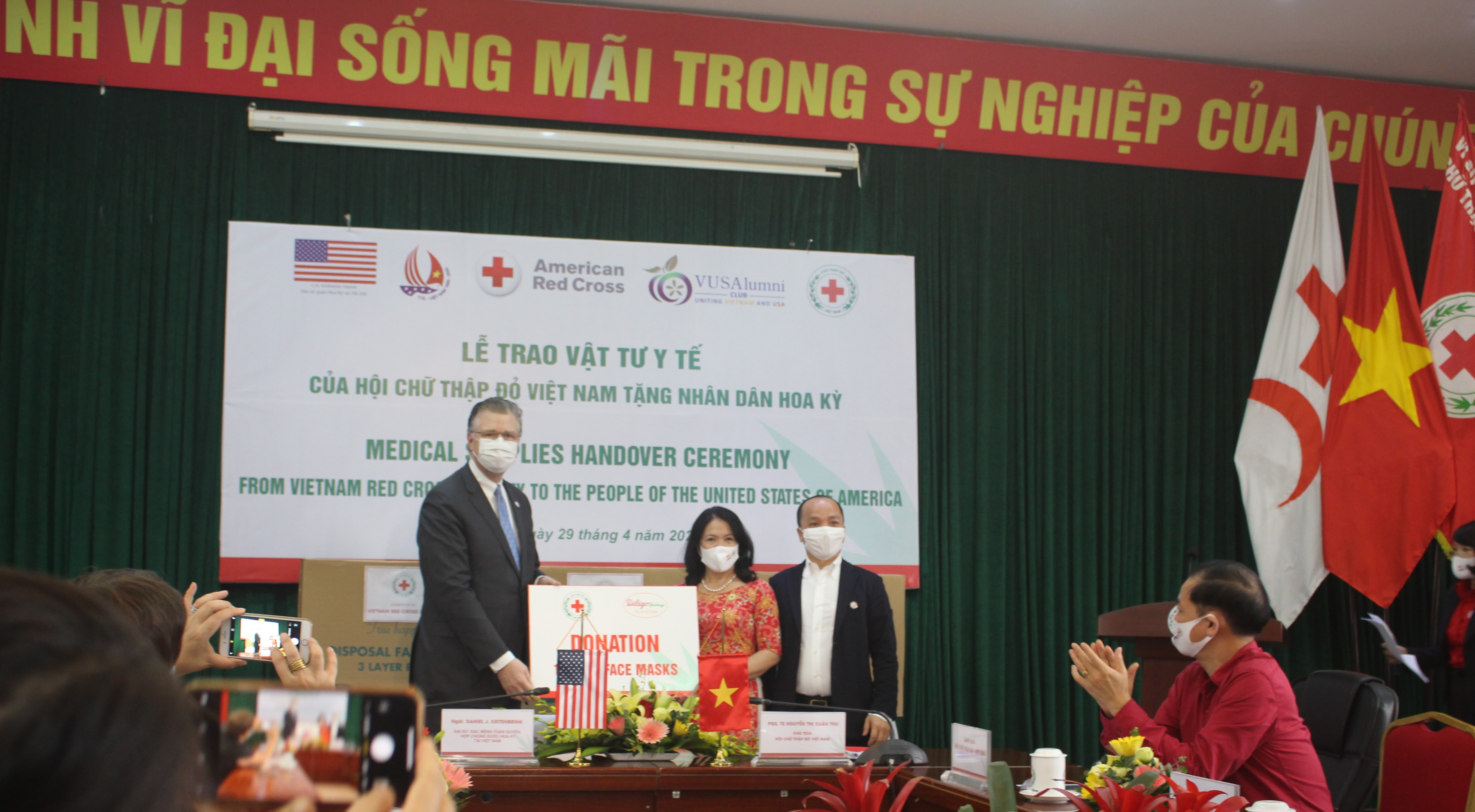 Hơn 900 cá nhân, tổ chức trong và ngoài nước góp tiền mua khẩu trang y tế tặng nhân dân Hoa Kỳ chống COVID-19 hon 900 ca nhan to chuc trong va ngoai nuoc gop tien mua khau trang y te tang nhan dan hoa ky chong covid 19