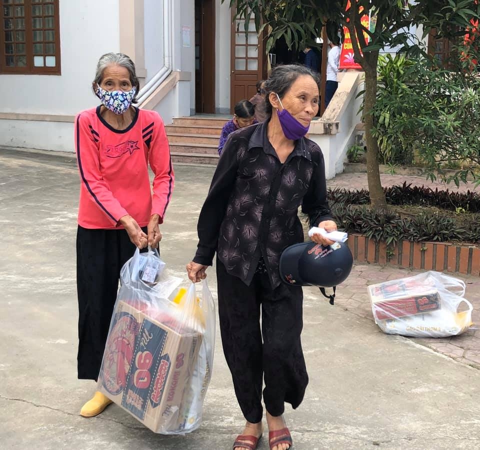 zhishan viet nam trao 90 trieu dong tien qua cho nguoi dan ha tinh