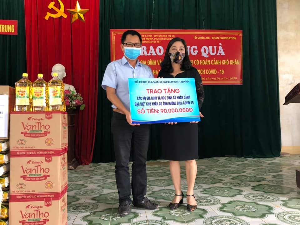 zhishan viet nam trao 90 trieu dong tien qua cho nguoi dan ha tinh