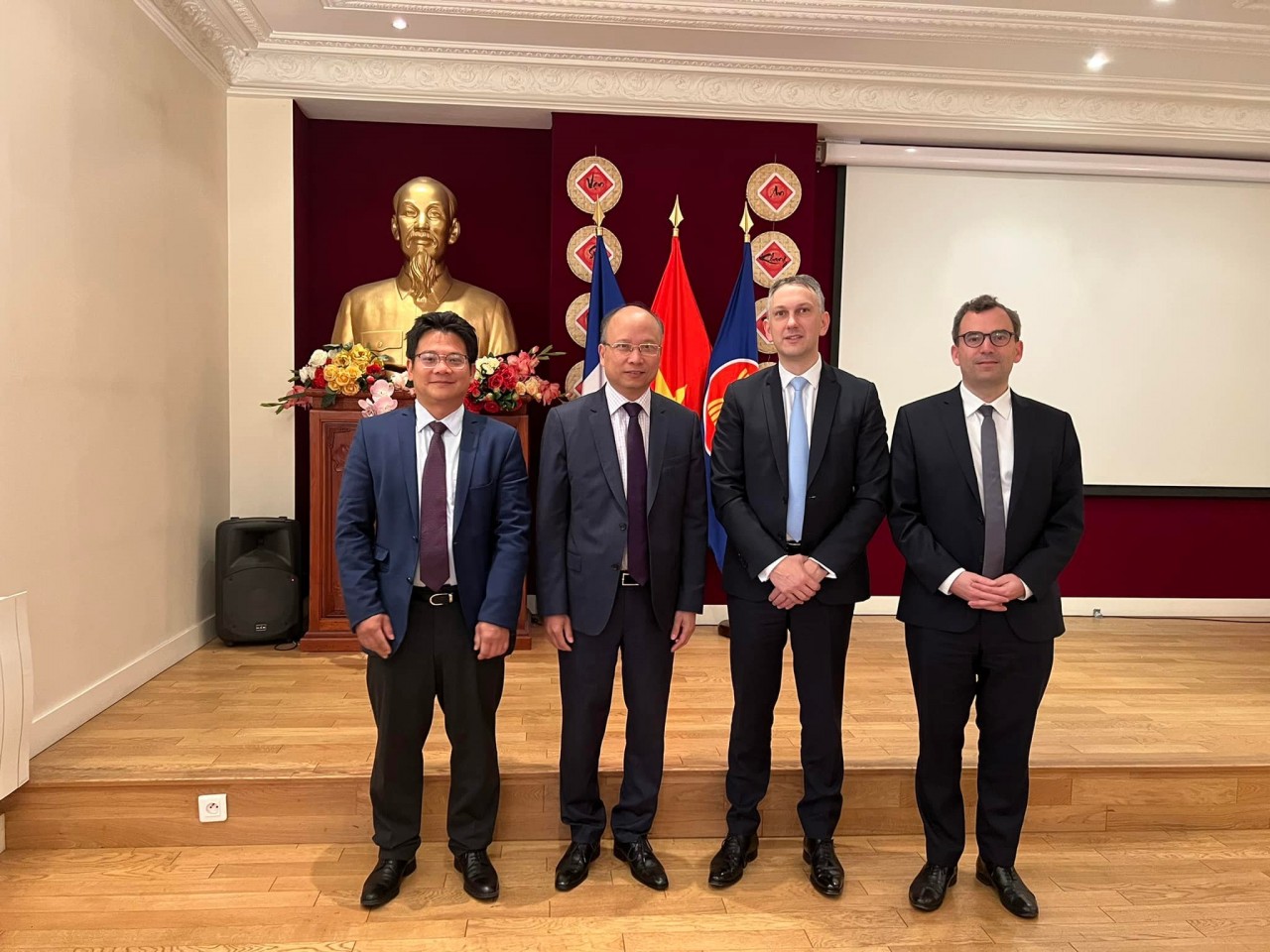 Nhiều hoạt động hướng tới kỷ niệm 50 năm quan hệ ngoại giao và 10 năm Đối tác chiến lược Việt - Pháp Nhiều hoạt động hướng tới kỷ niệm 50 năm quan hệ ngoại giao và 10 năm Đối tác chiến lược Việt - Pháp