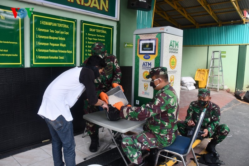 Indonesia học Việt Nam triển khai mô hình cây ATM gạo cho người dân indonesia hoc viet nam trien khai mo hinh cay atm gao cho nguoi dan
