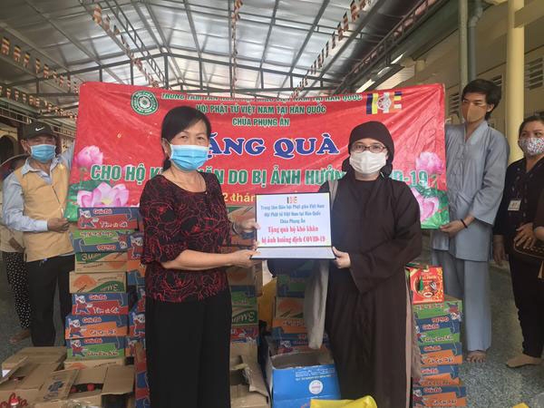 Hội Phật tử Việt Nam tại Hàn Quốc trao 100 suất quà cho bà con Tiền Giang hoi phat tu viet nam tai han quoc trao 100 suat qua cho ba con tien giang
