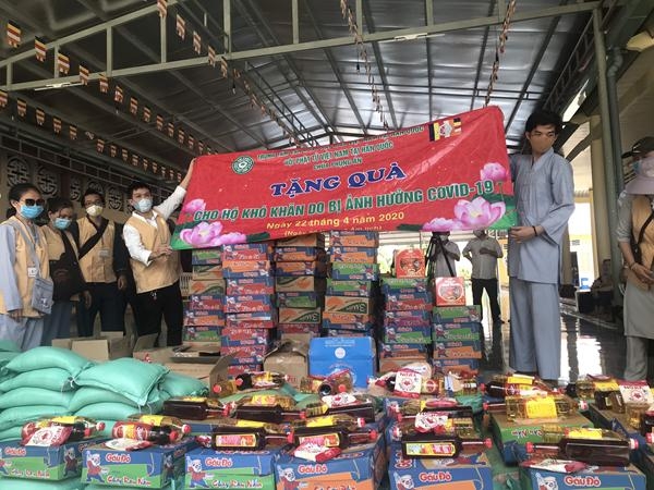 Hội Phật tử Việt Nam tại Hàn Quốc trao 100 suất quà cho bà con Tiền Giang hoi phat tu viet nam tai han quoc trao 100 suat qua cho ba con tien giang