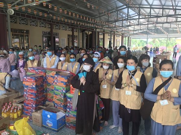 Hội Phật tử Việt Nam tại Hàn Quốc trao 100 suất quà cho bà con Tiền Giang hoi phat tu viet nam tai han quoc trao 100 suat qua cho ba con tien giang