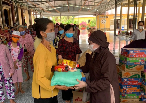 Hội Phật tử Việt Nam tại Hàn Quốc trao 100 suất quà cho bà con Tiền Giang hoi phat tu viet nam tai han quoc trao 100 suat qua cho ba con tien giang