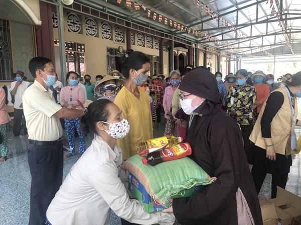 Hội Phật tử Việt Nam tại Hàn Quốc trao 100 suất quà cho bà con Tiền Giang hoi phat tu viet nam tai han quoc trao 100 suat qua cho ba con tien giang