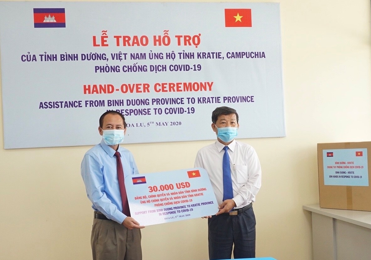 Bình Dương trao hơn 1 tỷ đồng giúp tỉnh Kratie Campuchia chống COVID-19 binh duong trao hon 1 ty dong giup tinh kratie campuchia chong covid 19