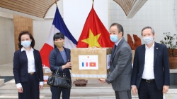 hoi khmer viet nam tai campuchia trao hon 400 suat qua giup ba con goc viet khac phuc covid 19