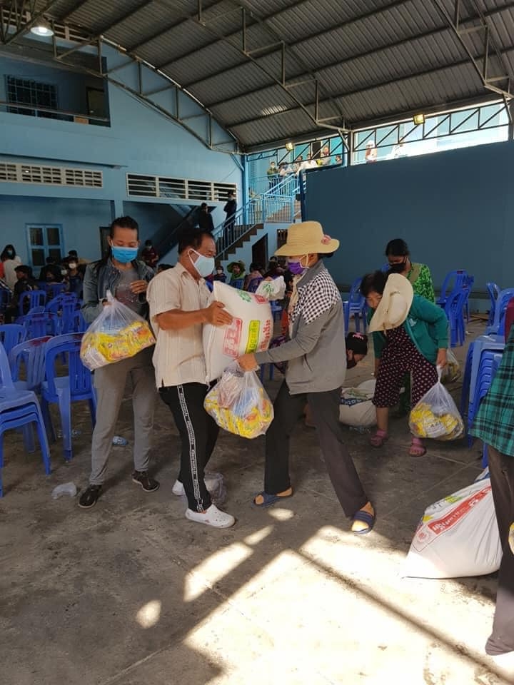 Hội Khmer-Việt Nam tại Campuchia trao hơn 400 suất quà giúp bà con gốc Việt khắc phục COVID-19 hoi khmer viet nam tai campuchia trao hon 400 suat qua giup ba con goc viet khac phuc covid 19