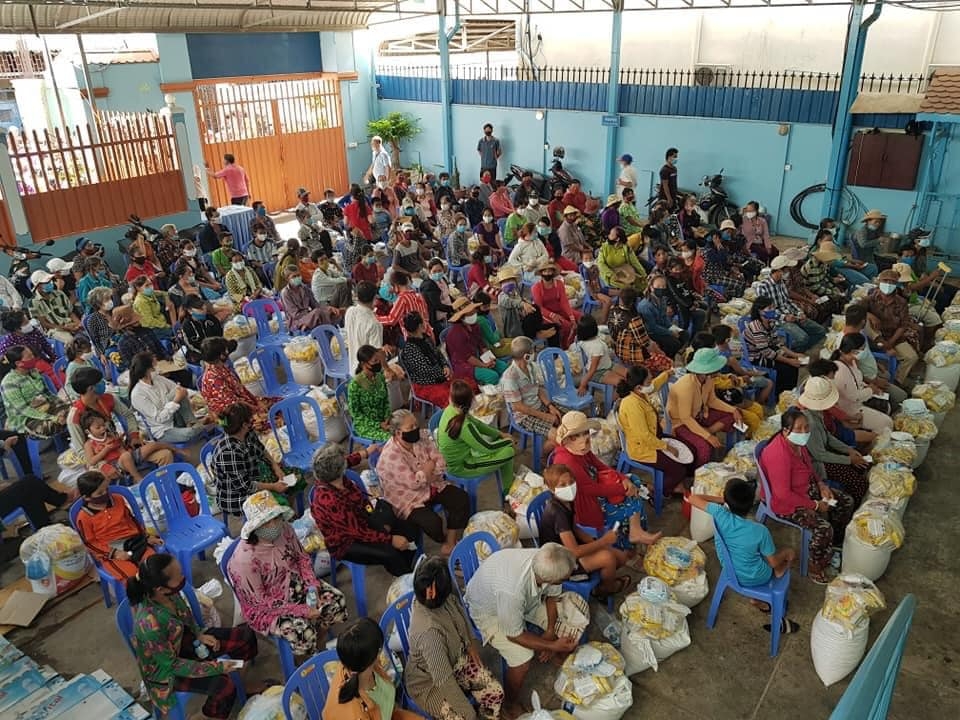 Hội Khmer-Việt Nam tại Campuchia trao hơn 400 suất quà giúp bà con gốc Việt khắc phục COVID-19 hoi khmer viet nam tai campuchia trao hon 400 suat qua giup ba con goc viet khac phuc covid 19