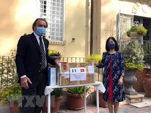 Đại sứ quán Việt Nam tại Italia hỗ trợ vật tư y tế ủng hộ nước sở tại chống COVID-19 dai su quan viet nam tai italia ho tro vat tu y te cung nuoc so tai chong covid 19