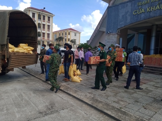 Biên phòng Quảng Nam tặng 4 tấn gạo cho nhân dân Se Kong, Lào chống COVID-19 bien phong quang nam tang 4 tan gao cho nhan dan se kong lao chong covid 19