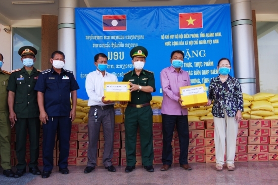 Biên phòng Quảng Nam tặng 4 tấn gạo cho nhân dân Se Kong, Lào chống COVID-19 bien phong quang nam tang 4 tan gao cho nhan dan se kong lao chong covid 19