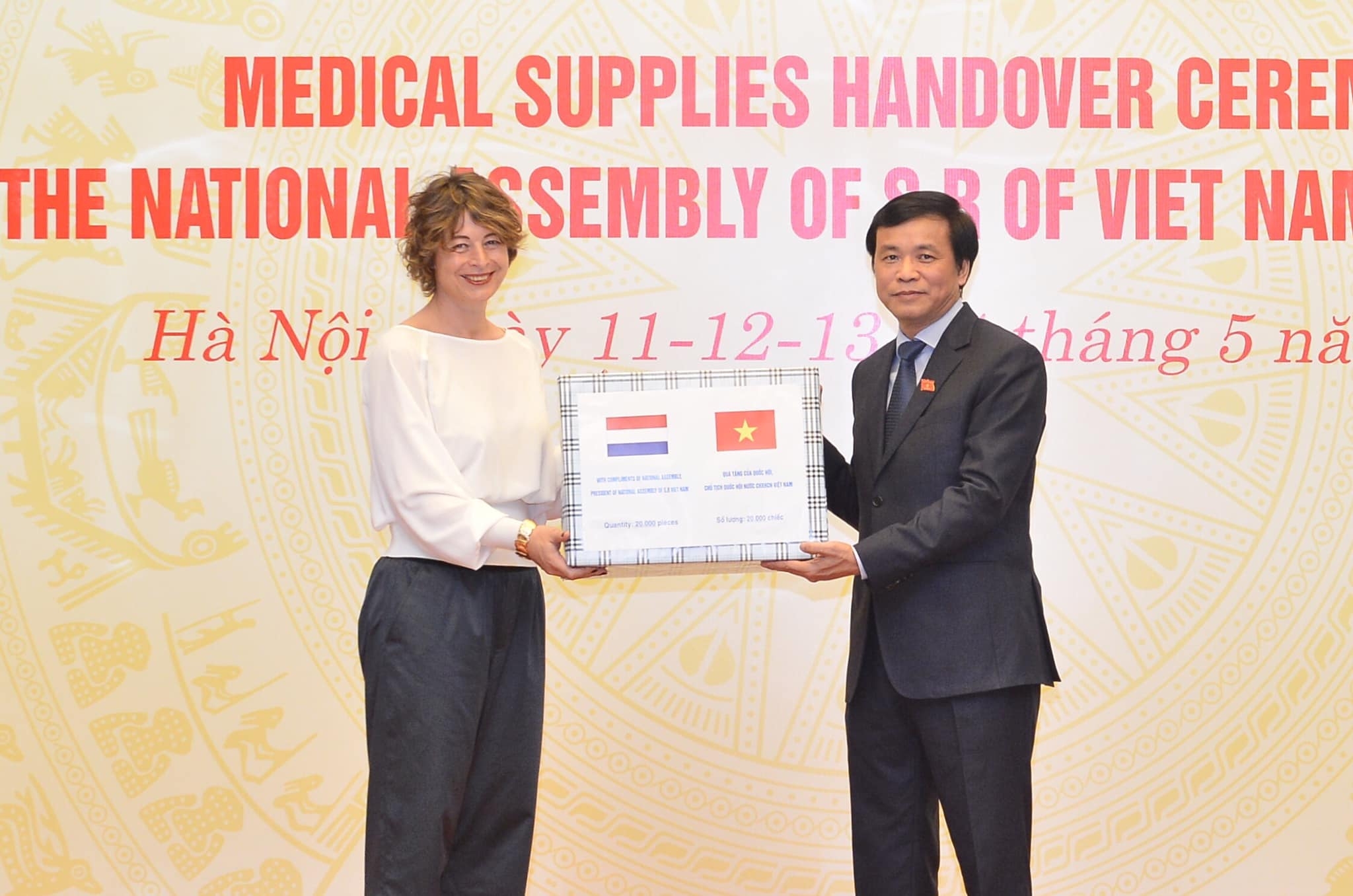 Quốc hội Việt Nam tặng 20.000 khẩu trang cho Nghị viện Hà Lan chống COVID-19 quoc hoi viet nam tang 20000 khau trang cho nghi vien ha lan chong covid 19