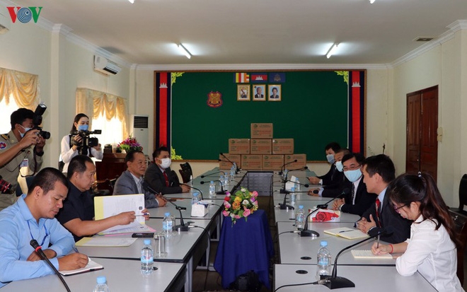 Đại sứ quán Việt Nam tại Campuchia đã trao 4.000 khẩu trang y tế cho Tổng cục trại giam nước bạn chống COVID-19 dai su quan viet nam tai campuchia da trao 4000 khau trang y te cho tong cuc trai giam nuoc ban chong covid 19