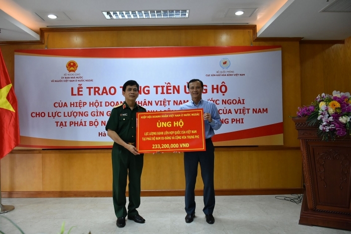 Hiệp hội Doanh nhân Việt Nam ở nước ngoài trao hơn 200 triệu cho lực lượng gìn giữ hòa bình Việt Nam hiep hoi doanh nhan viet nam o nuoc ngoai trao hon 200 trieu cho luc luong gin giu hoa binh viet nam