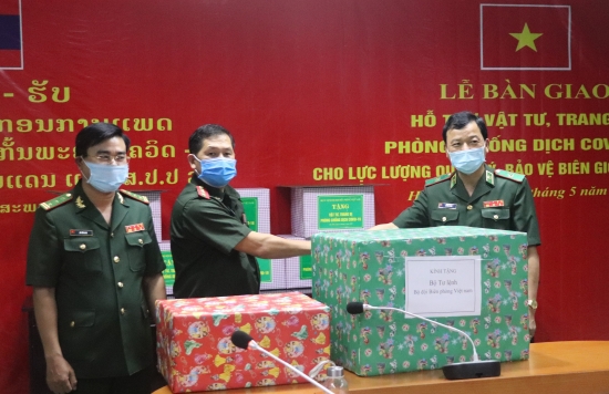 Biên phòng Việt Nam trao 3 tấn gạo và nhiều nhu yếu phẩm cho lực lượng quản lý, bảo vệ biên giới Lào chống COVID-19 bien phong viet nam trao 3 tan gao va nhieu nhu yeu pham cho luc luong quan ly bao ve bien gioi lao chong covid 19