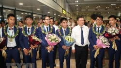 vu hoc sinh bi dua ra cong truong giua trua nang vi den som hieu truong len tieng
