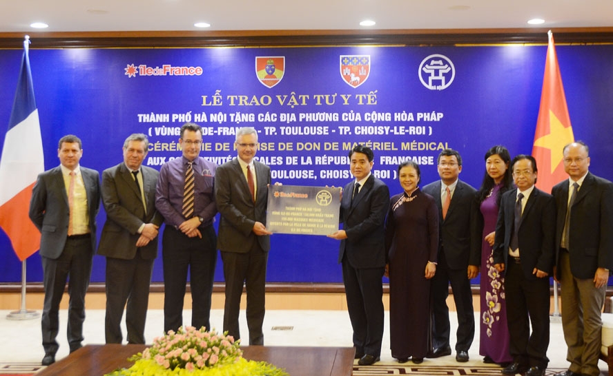 Hà Nội trao tặng 200.000 khẩu trang y tế giúp các địa phương của Pháp chống COVID-19 ha noi trao tang 200000 khau trang y te giup cac dia phuong cua phap chong covid 19