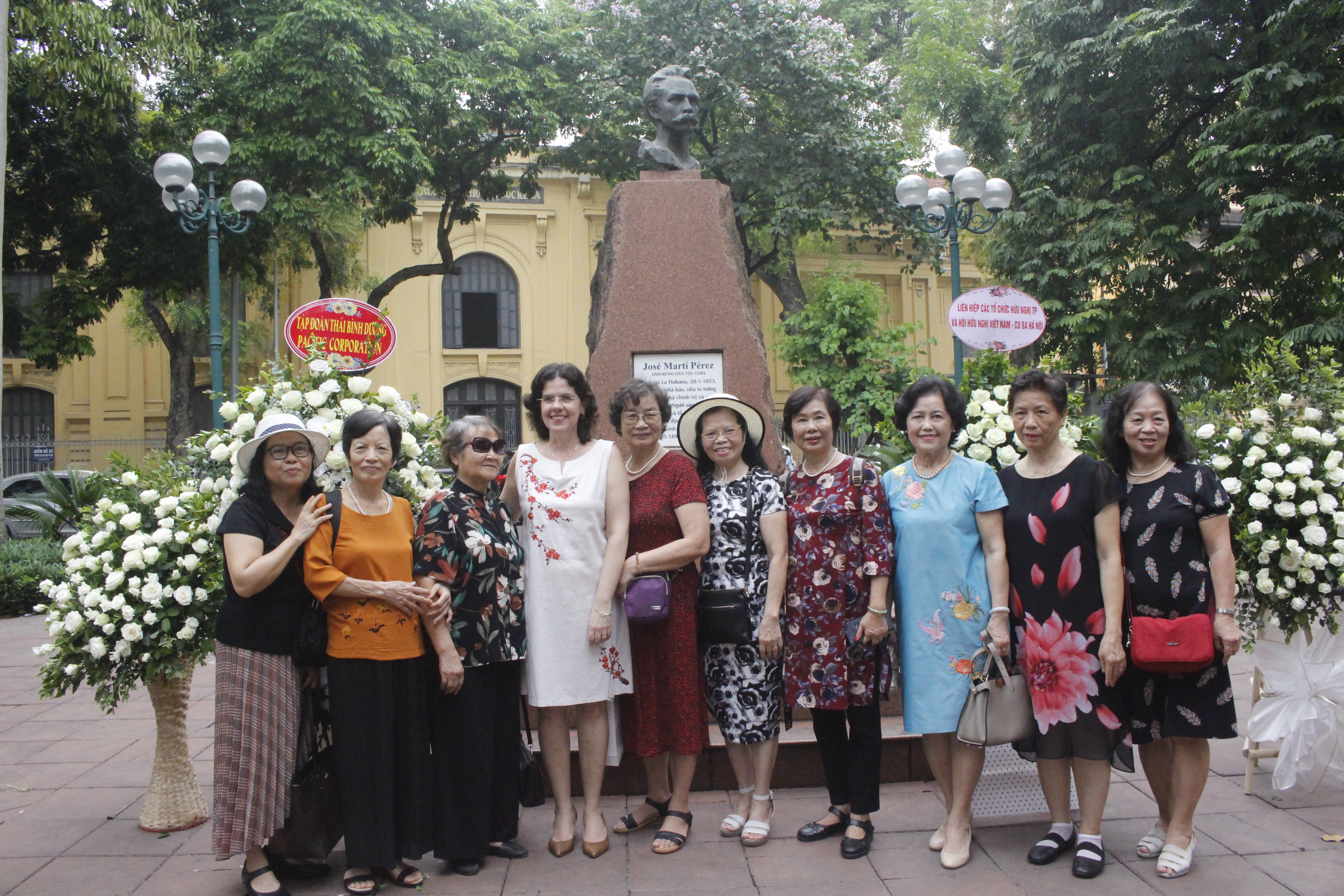 Dâng hoa kỷ niệm 130 năm ngày sinh Chủ tịch Hồ Chí Minh và 125 năm ngày mất của Jose Marti Perez dang hoa ky niem 130 nam ngay sinh chu tich ho chi minh va 125 nam ngay mat cua jose marti perez