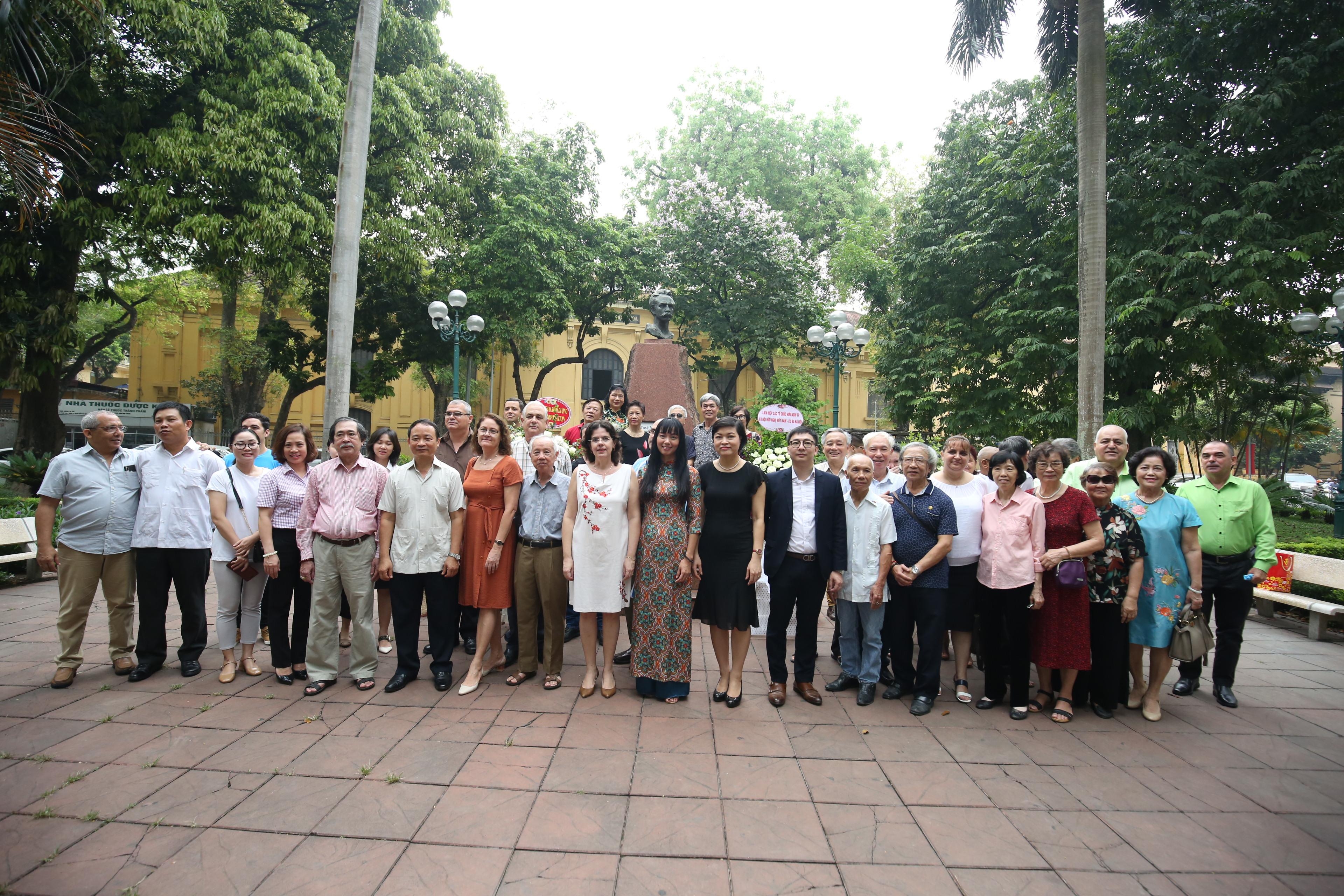 Dâng hoa kỷ niệm 130 năm ngày sinh Chủ tịch Hồ Chí Minh và 125 năm ngày mất của Jose Marti Perez dang hoa ky niem 130 nam ngay sinh chu tich ho chi minh va 125 nam ngay mat cua jose marti perez