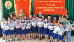 zhishan foundation ho tro hon 200 trieu dong giup hoc sinh 5 tinh mien trung lam ban voi sach