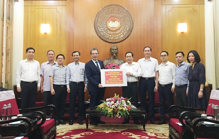 Người Việt ở nước ngoài ủng hộ gần 34 tỷ đồng cho Quỹ phòng chống dịch COVID-19 của quê hương kieu bao cac nuoc ung ho gan 34 ty dong cho quy phong chong dich covid 19 cua viet nam