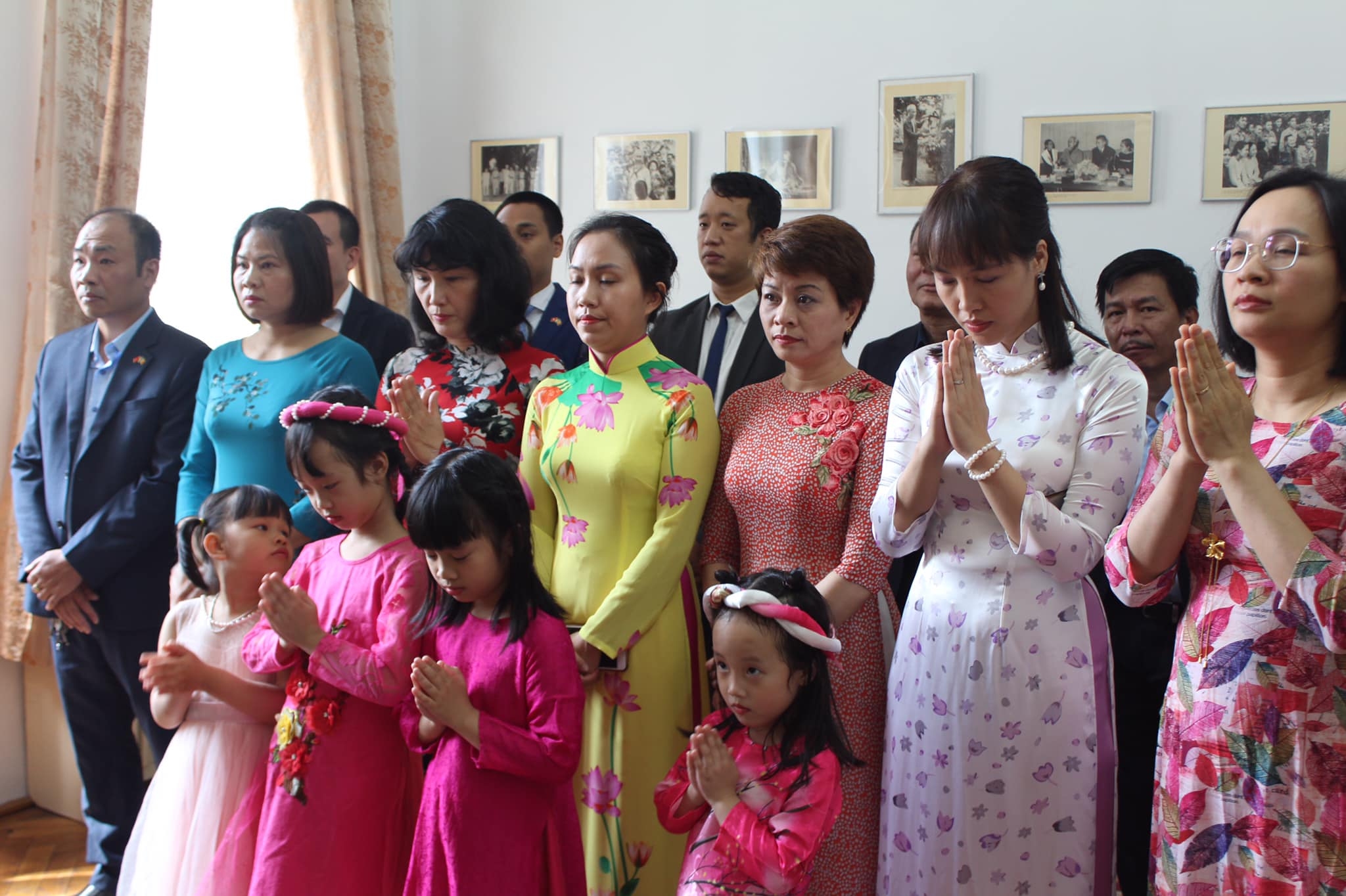 Khai trương phòng trưng bày ảnh về Chủ tịch Hồ Chí Minh tại Rumani nhân kỷ niệm 130 năm ngày sinh của Người khai truong phong trung bay anh tai rumani nhan ky niem 130 nam ngay sinh bac ho