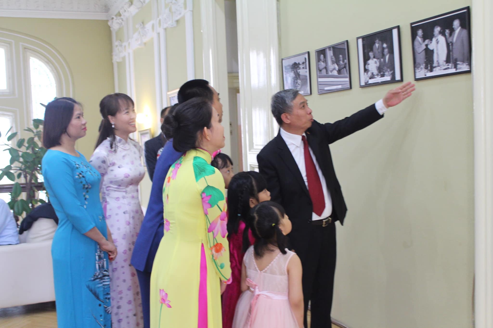 Khai trương phòng trưng bày ảnh về Chủ tịch Hồ Chí Minh tại Rumani nhân kỷ niệm 130 năm ngày sinh của Người khai truong phong trung bay anh tai rumani nhan ky niem 130 nam ngay sinh bac ho