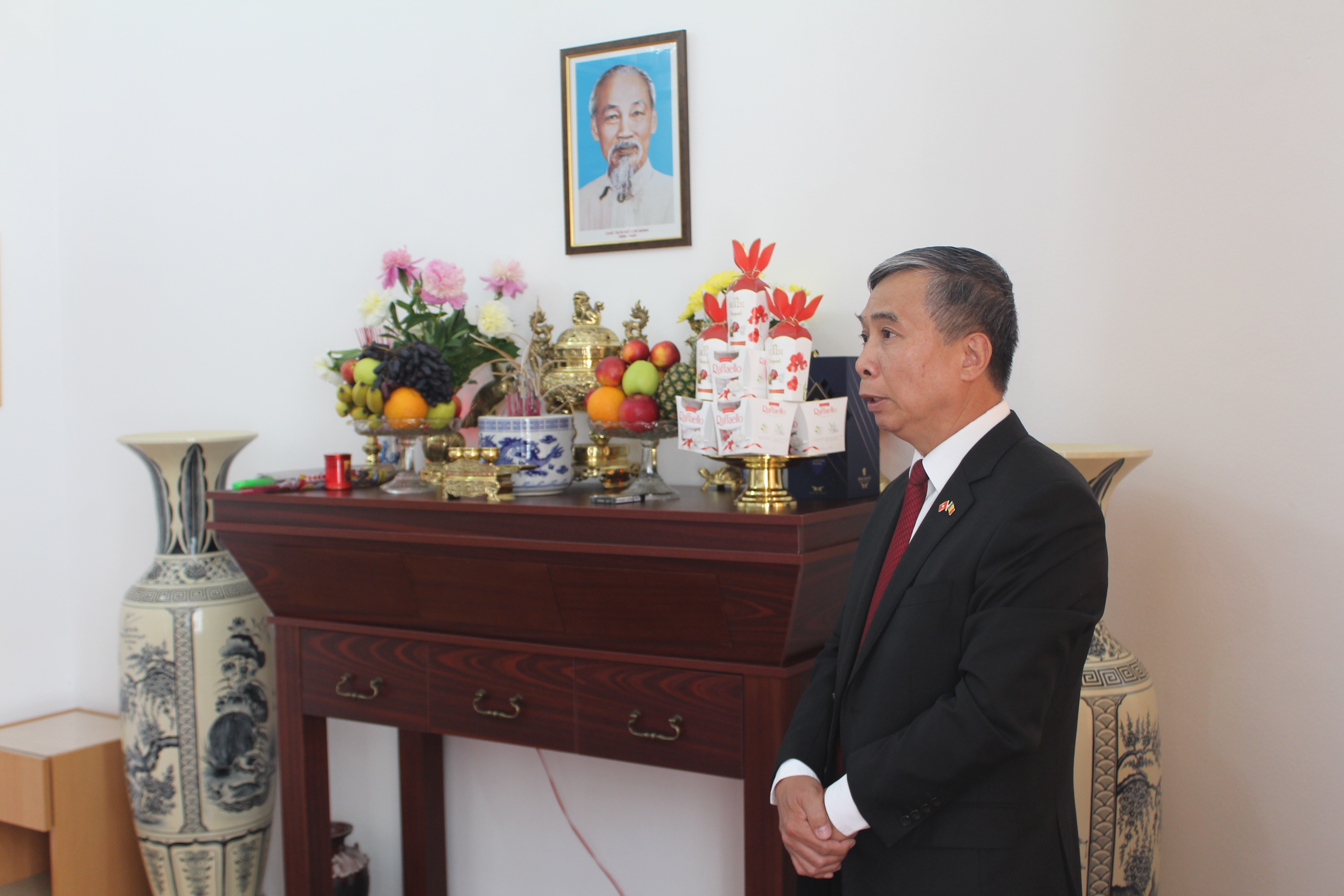 Khai trương phòng trưng bày ảnh về Chủ tịch Hồ Chí Minh tại Rumani nhân kỷ niệm 130 năm ngày sinh của Người khai truong phong trung bay anh tai rumani nhan ky niem 130 nam ngay sinh bac ho