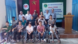 lawrence sting cung dong hanh trao 25 xe lan xe lac cho nguoi khuyet tat huyen hung nguyen tinh nghe an