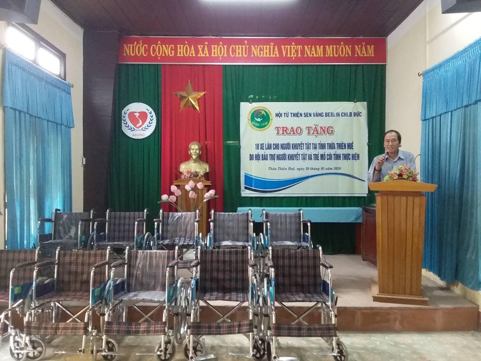 Sen vàng Berlin trao tặng 10 xe lăn cho người khuyết tật và trẻ mồ côi tỉnh Thừa Thiên Huế sen vang berlin trao tang 10 xe lan cho nguoi khuyet tat va tre mo coi tinh thua thien hue