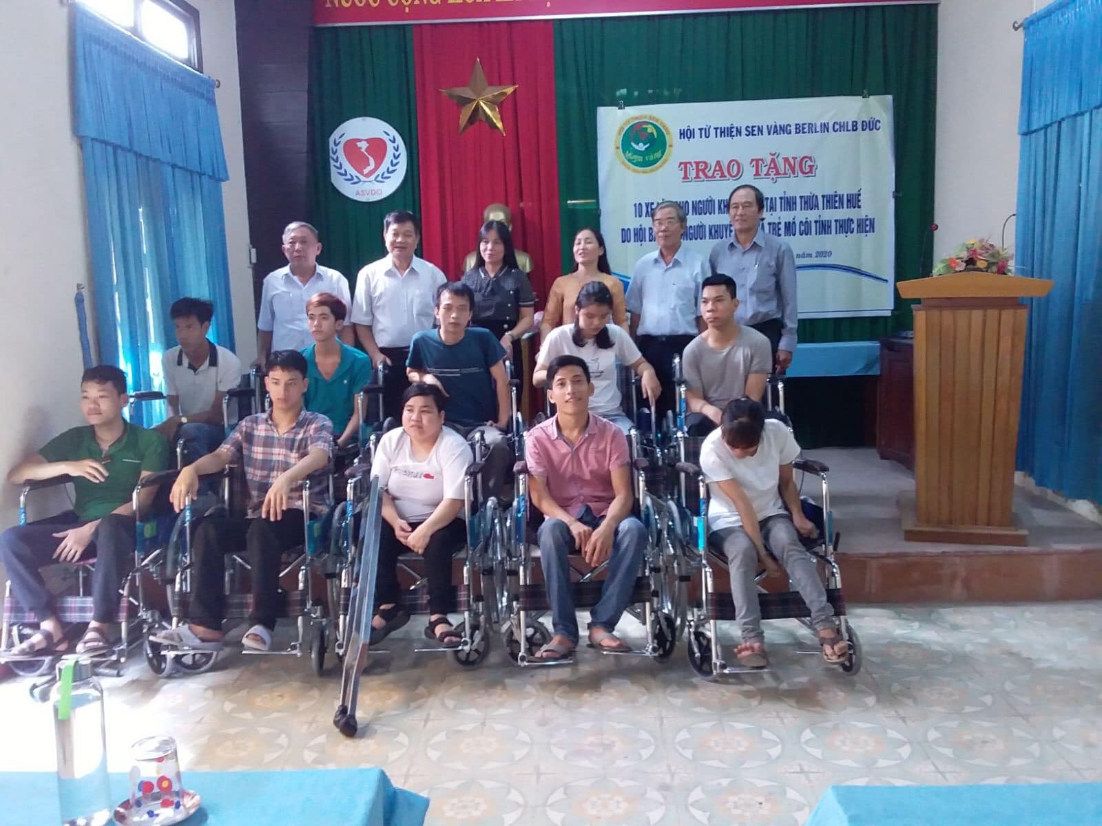 Sen vàng Berlin trao tặng 10 xe lăn cho người khuyết tật và trẻ mồ côi tỉnh Thừa Thiên Huế sen vang berlin trao tang 10 xe lan cho nguoi khuyet tat va tre mo coi tinh thua thien hue