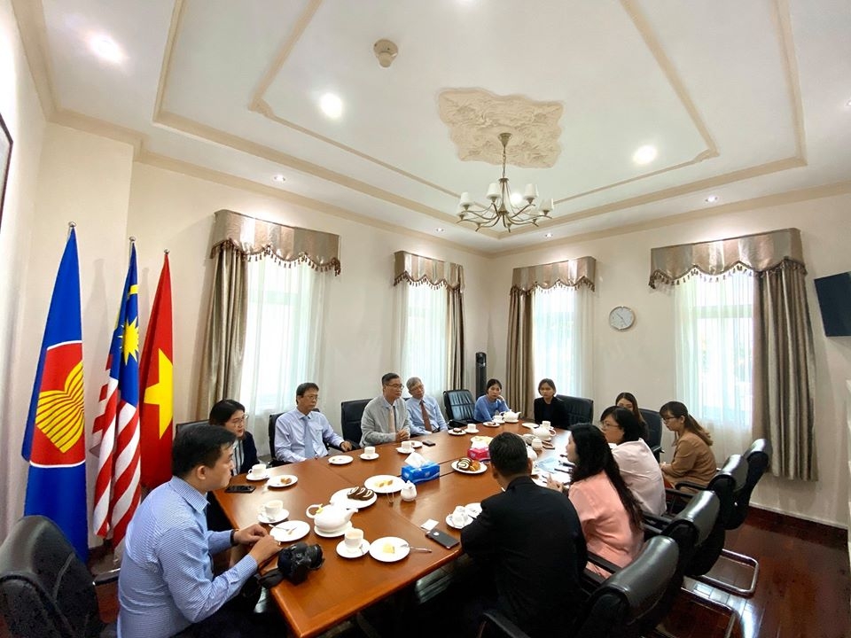 HUFO trao tặng 7.500 khẩu trang và 100 lít dung dịch sát khuẩn cho nhân dân Malaysia hufo trao tang 7500 khau trang va 100 lit dung dich sat khuan cho nhan dan malaysia