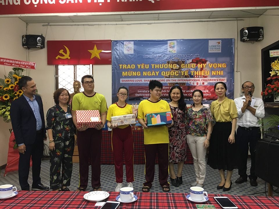 HUFO trao tặng 7.500 khẩu trang và 100 lít dung dịch sát khuẩn cho nhân dân Malaysia hufo trao tang 7500 khau trang va 100 lit dung dich sat khuan cho nhan dan malaysia