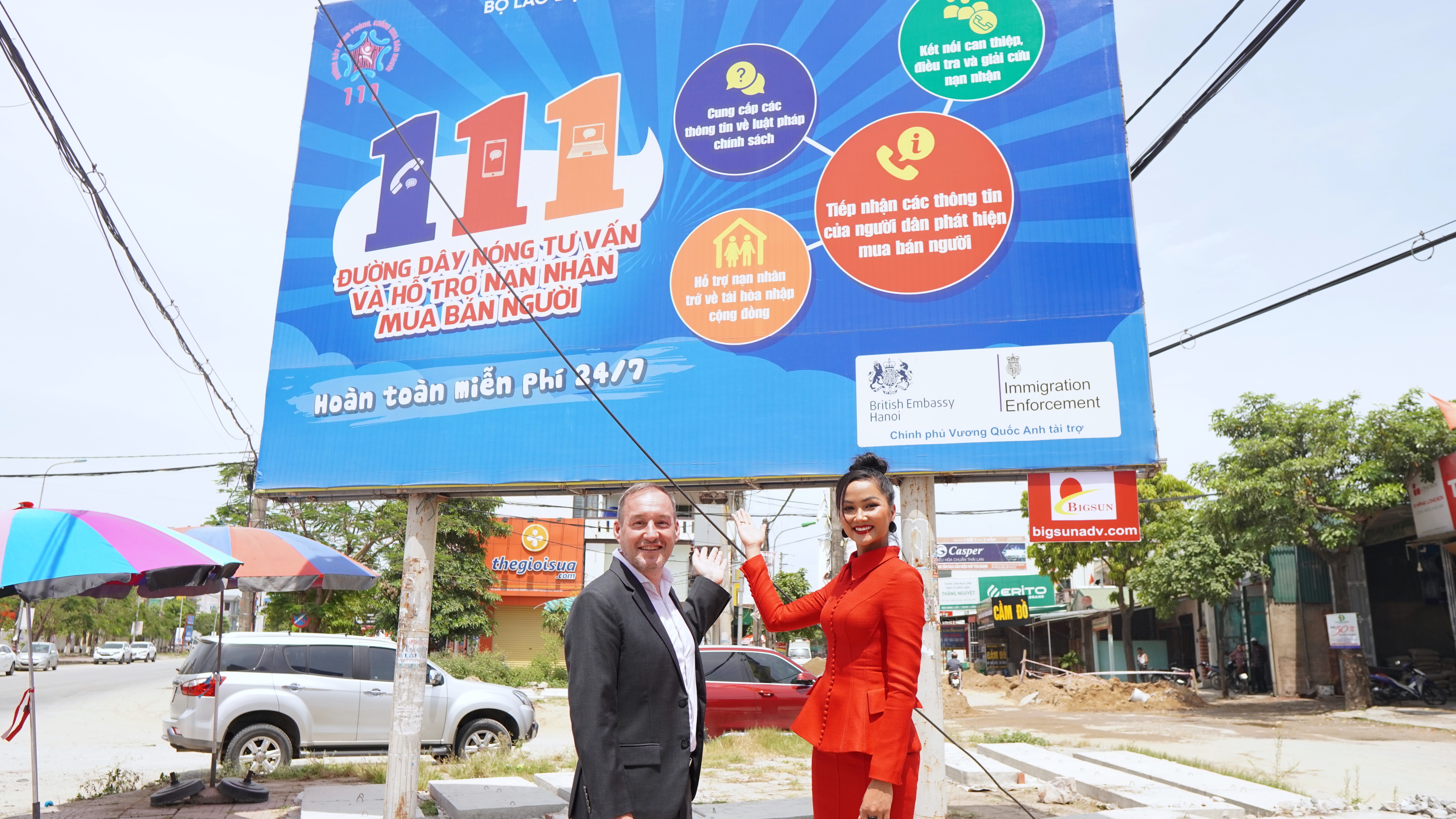 Khai trương biển truyền thông cho Đường dây nóng tư vấn và hỗ trợ nạn nhân mua bán người 111 tại Nghệ An khai truong bien truyen thong cho duong day nong tu van va ho tro nan nhan mua ban nguoi 111 tai nghe an