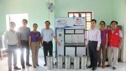 lawrence sting cung dong hanh trao 25 xe lan xe lac cho nguoi khuyet tat huyen hung nguyen tinh nghe an