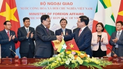 chuyen tinh tua tieu thuyet cua co kiem soat vien cang sai gon va anh thuyen truong tau vien duong myanmar