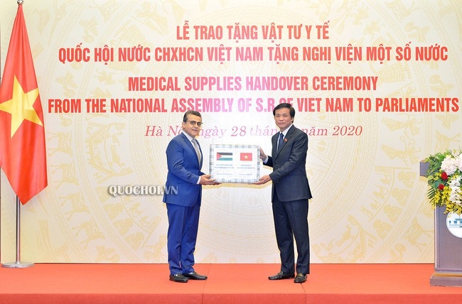 Quốc hội Việt Nam tặng vật tư y tế giúp Nghị viện các nước châu Phi, Trung Đông chống COVID-19 quoc hoi viet nam tang vat tu y te giup nghi vien cac nuoc chau phi trung dong chong covid 19