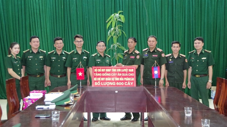 Biên phòng Sơn La tặng 600 giống cây ăn quả cho tỉnh Hua Phan, Lào bien phong son la tang 600 giong cay an qua cho tinh hua phan lao