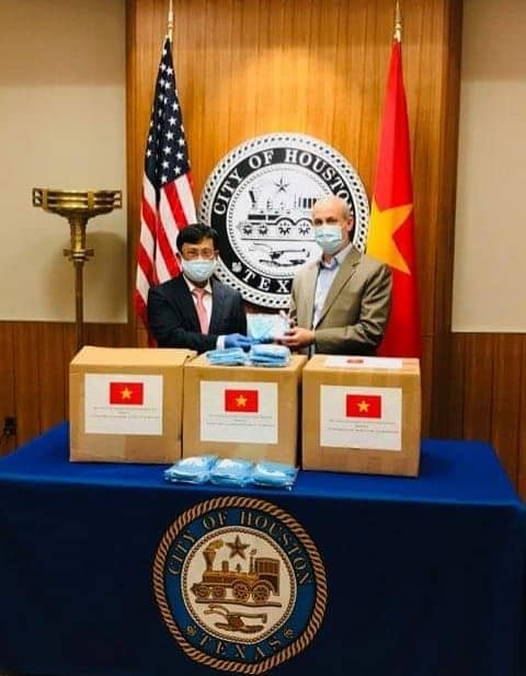 viet nam tang 3000 khau trang giup houston texas my phong chong covid 19