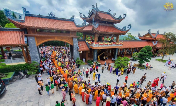Gần 300 Chư tôn Hòa thượng, Thượng tọa và Tăng Ni nước ngoài dự lễ Phật đản tại Chùa Ba Vàng Gần 300 Chư tôn Hòa thượng, Thượng tọa và Tăng Ni nước ngoài dự lễ Phật đản tại Chùa Ba Vàng