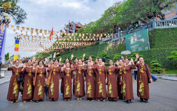 Gần 300 Chư tôn Hòa thượng, Thượng tọa và Tăng Ni nước ngoài dự lễ Phật đản tại Chùa Ba Vàng Gần 300 Chư tôn Hòa thượng, Thượng tọa và Tăng Ni nước ngoài dự lễ Phật đản tại Chùa Ba Vàng
